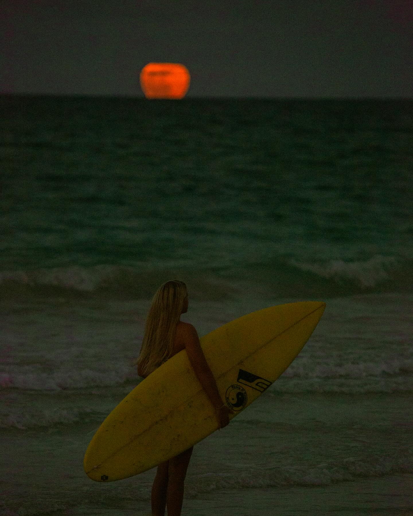 Full moon surf 🌝
.
.
.
.
.
.
#photographer #oahuphotographer #surfphotographer #womenwhosurf #surfergirl #surferlife
